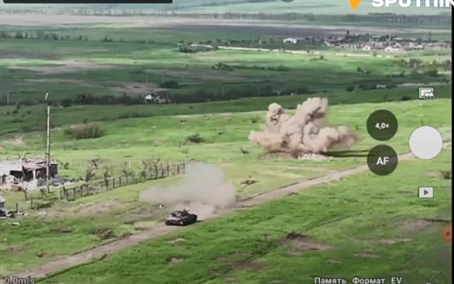Xe tăng Nga đấu pháo với chốt phòng ngự Ukraine ở Donetsk